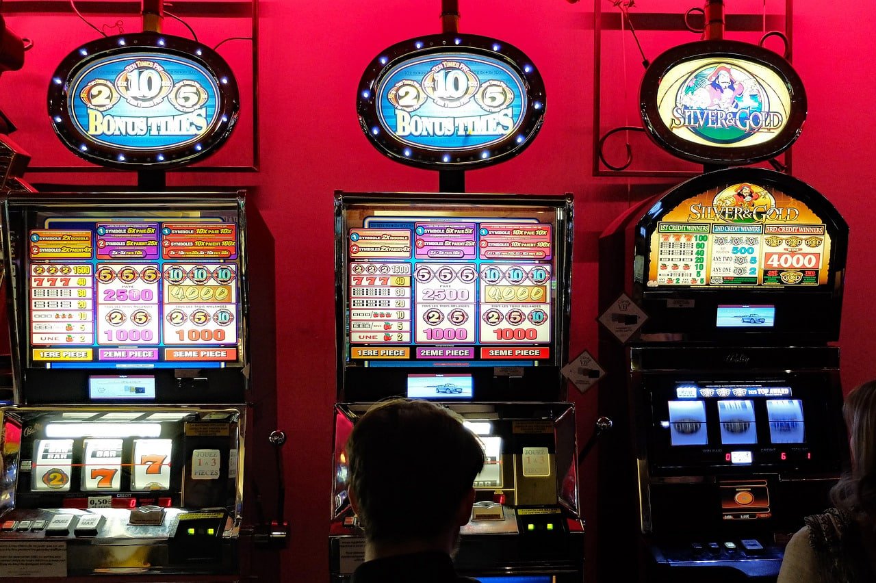 888 apk bingo lobby showing online bingo rooms on a mobile screen